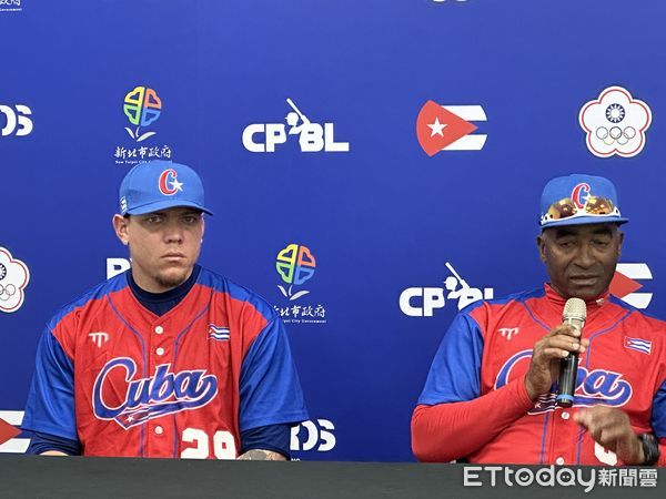 ▲古巴投手羅德里奎茲（Yariel Rodriguez）、教頭強森（Armando Johnson） 。（圖／記者王真魚攝）