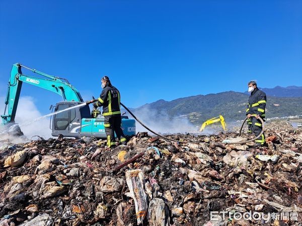 ▲台東縣環保局今起也出動灑水車至當地進行全面性灑水，降低懸浮微粒。（圖／記者楊漢聲翻攝）