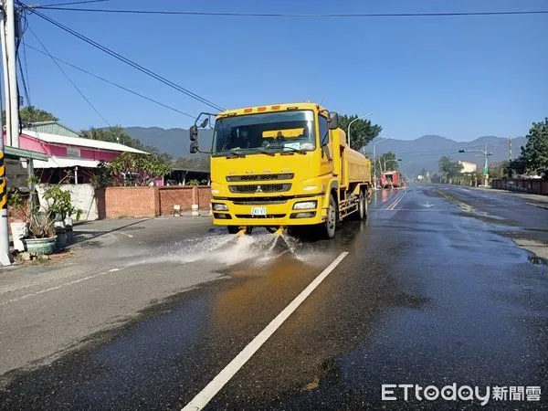 ▲台東縣環保局今起也出動灑水車至當地進行全面性灑水，降低懸浮微粒。（圖／記者楊漢聲翻攝）