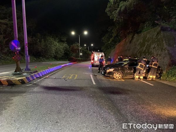 ▲▼三芝區5男女開車遇下雨失控自撞，車體毀5人受傷送醫             。（圖／記者陳以昇翻攝）