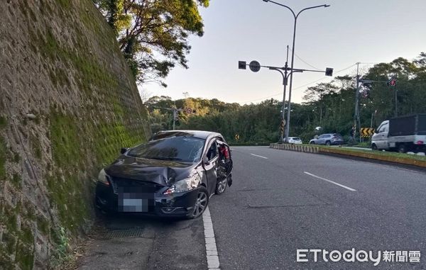 ▲▼三芝區5男女開車遇下雨失控自撞，車體毀5人受傷送醫             。（圖／記者陳以昇翻攝）