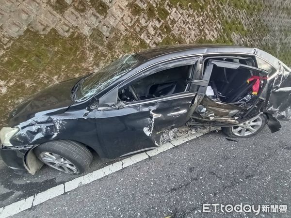 ▲▼三芝區5男女開車遇下雨失控自撞，車體毀5人受傷送醫             。（圖／記者陳以昇翻攝）