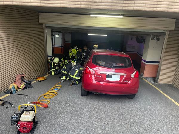 ▲▼毛翁在停車場坡道遭碾。（圖／記者游宗樺翻攝）