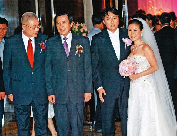 吳子文（右2）曾有過一段婚姻，時任總統馬英九（左2）也親自到婚宴現場祝賀。（聯合知識庫）