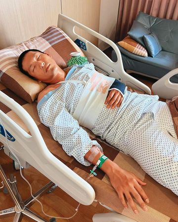 富邦悍將球員林哲瑄去年7月在新竹球場撲接球受傷後開刀休養中。（翻攝林哲瑄臉書）