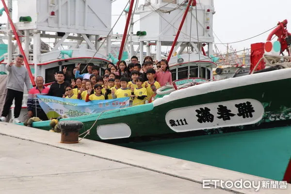 ▲南大附小與七股區篤加國小，攜手台南大學USR團隊，設計「富藏漁鄉—我的烏金夢」課程，兩校學生親訪高雄茄萣與台南七股，探究烏魚捕撈與養殖現況。（圖／記者林悅翻攝，下同）