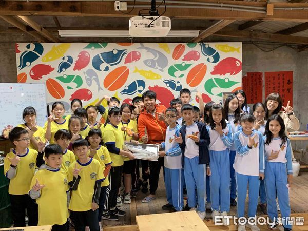 ▲南大附小與七股區篤加國小，攜手台南大學USR團隊，設計「富藏漁鄉&mdash;我的烏金夢」課程，兩校學生親訪高雄茄萣與台南七股，探究烏魚捕撈與養殖現況。（圖／記者林悅翻攝，下同）