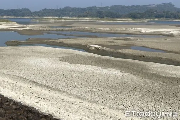 ▲▼嘉義水情告急，仁義潭底部出現乾枯龜裂的情形。（圖／台灣自來水公司第五區管理處提供）