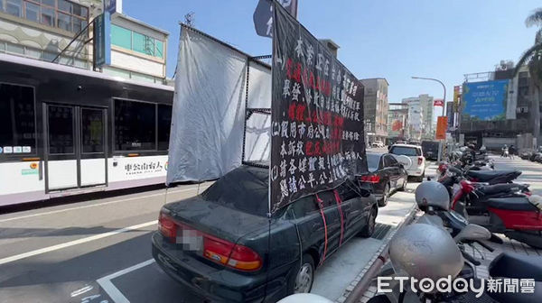 ▲台南十大傳奇台灣銀行前「抗議車」3度回歸，3月1日凌又有1部抗議車停放該處停車格位。（圖／記者林悅翻攝）