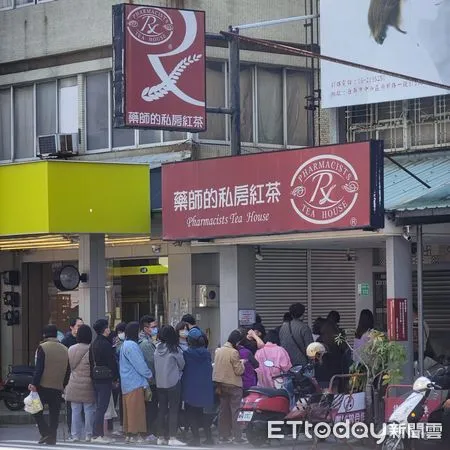 ▲開店前10分鐘「排出一條肥龍」！輾壓隔壁50嵐。（圖／「台南大叔的吃喝玩樂」授權引用）