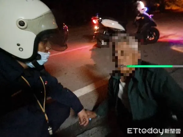 ▲▼男子飲酒過量倒臥路上險遭車輛輾壓，所幸員警趕來協助送回住處。（圖／新城警分局提供，下同）