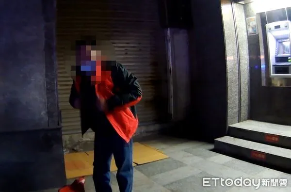 ▲男子丟皮夾，員警協助陳男申請川資救助購買車票。（圖／記者楊漢聲翻攝）