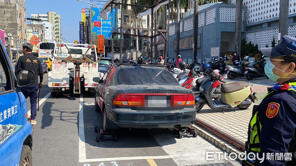 ▲台南十大傳奇台灣銀行前「抗議車」3度回歸，3月1日凌晨再停1部抗議車，惟下午近2時被交通局會同警方拖吊移置。（圖／記者林悅翻攝，下同）