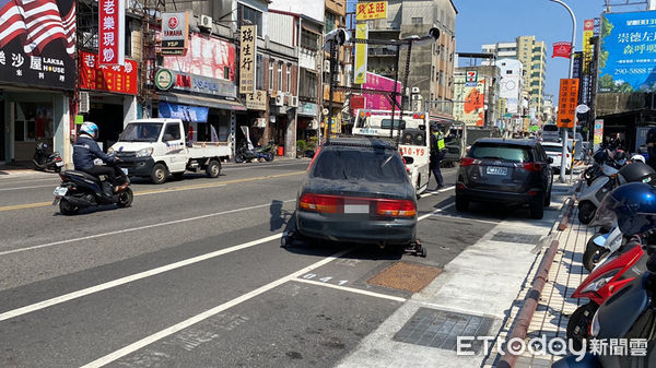 ▲台南十大傳奇台灣銀行前「抗議車」3度回歸，3月1日凌晨再停1部抗議車，惟下午近2時被交通局會同警方拖吊移置。（圖／記者林悅翻攝，下同）