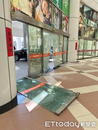 ▲▼ 台南永華市政中心大門遭男子持鐵槌破壞。（圖／記者林悅翻攝）