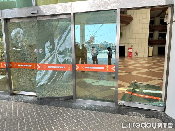 ▲▼ 台南永華市政中心大門遭男子持鐵槌破壞。（圖／記者林悅翻攝）