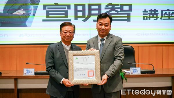 ▲聯電榮譽副董宣明智擔任榮譽講座教授（左），由崑大李天祥校長親頒證書。（圖／記者林悅翻攝，下同）