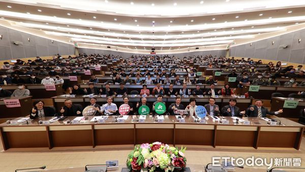 ▲聯電榮譽副董宣明智擔任榮譽講座教授（左），由崑大李天祥校長親頒證書。（圖／記者林悅翻攝，下同）