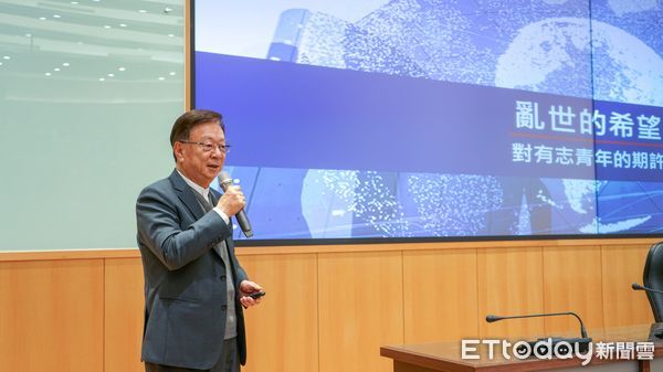 ▲聯電榮譽副董宣明智擔任榮譽講座教授（左），由崑大李天祥校長親頒證書。（圖／記者林悅翻攝，下同）