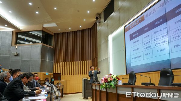 ▲聯電榮譽副董宣明智擔任榮譽講座教授（左），由崑大李天祥校長親頒證書。（圖／記者林悅翻攝，下同）