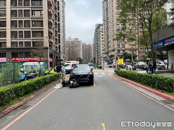 ▲▼盧姓夫妻雙載遭休旅車撞倒，妻死夫搶救中             。（圖／記者陳以昇翻攝）