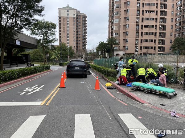 ▲▼盧姓夫妻雙載遭休旅車撞倒，妻死夫搶救中             。（圖／記者陳以昇翻攝）