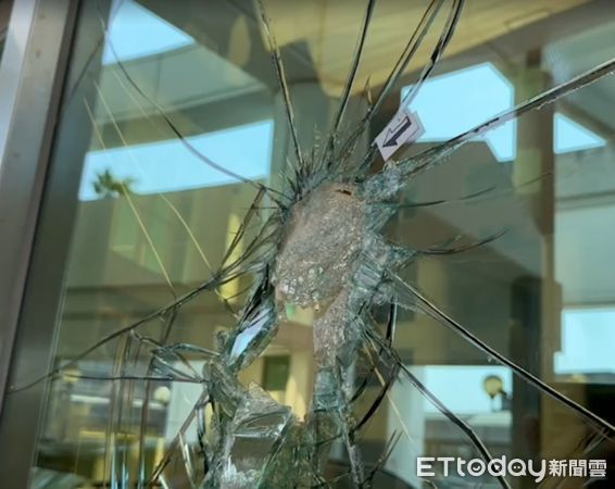 ▲▼台南永華市政中心玻璃大門遭男子持鐵鎚破壞。（圖／記者林悅翻攝）