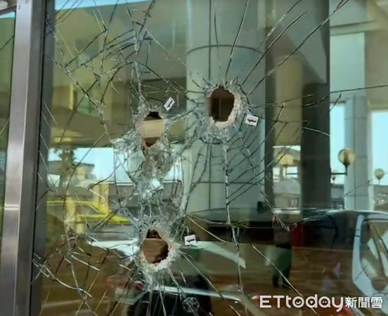 ▲▼台南永華市政中心玻璃大門遭男子持鐵鎚破壞。（圖／記者林悅翻攝）