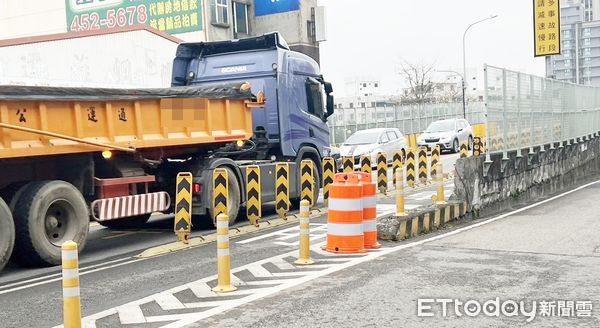 ▲針對桃園市去年發生近600件自撞護欄、分隔島或橋梁案，造成10人死亡意外，桃市交通局增設交通防撞筒，可吸收撞擊力道，減少傷亡。（圖／記者沈繼昌翻攝）