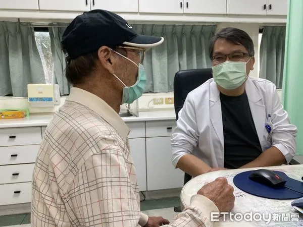 ▲部東院長王蘭福(右)提供胸腔內科門診服務。（圖／記者楊漢聲翻攝）