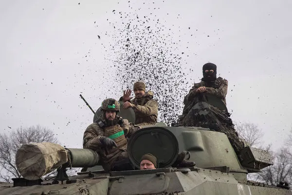 ▲▼烏克蘭巴赫穆特（Bakhmut）攻防持續，烏克蘭軍人駕駛自走砲。（圖／路透）