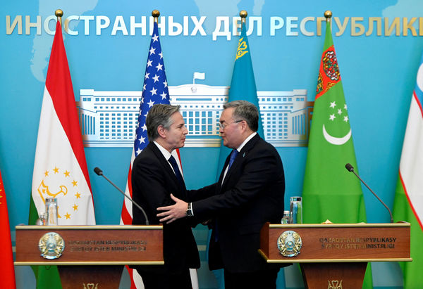 ▲▼美國國務卿布林肯（Antony Blinken）與哈薩克外交部長特列烏別爾季（Mukhtar Tileuberdi）。（圖／路透）