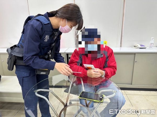 ▲市警二分局博愛派出所警員張維婷、黃偉倫，成功勸阻77歲蔡姓長者欲臨櫃匯款新台幣200萬元購買1尊佛像之詐騙案，警方極宣導防詐不遺餘力。（圖／記者林悅翻攝，下同）