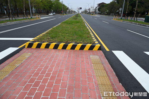 ▲台東市四維路分隔島改善及路面鋪設完工。（圖／記者楊漢聲翻攝）