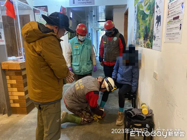 ▲▼ 山友攻頂玉山半途腳扭傷被後送 。（圖／嘉義縣消防局提供）