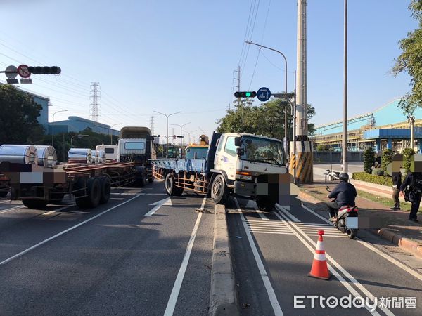 ▲▼             高雄小港區中鋼路昨(1)日下午2時，1輛貨車的鋼捲掉落。（圖／記者吳奕靖翻攝）