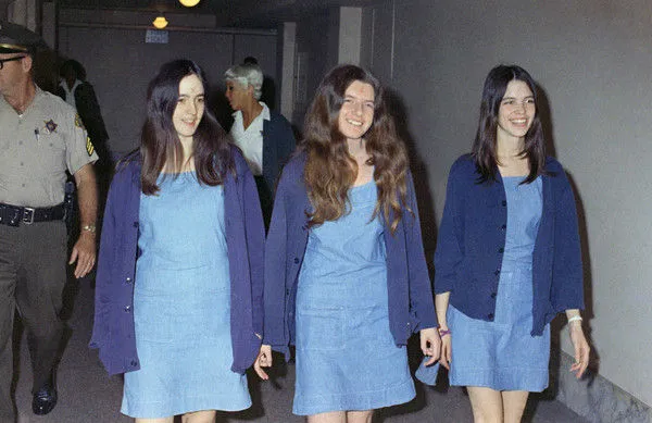 ▲「曼森家族」的3名女成員1970年出庭受審時的畫面。圖左至右分別是艾特金斯、克倫溫克爾以及范赫頓。(圖／達志影像／美聯社)