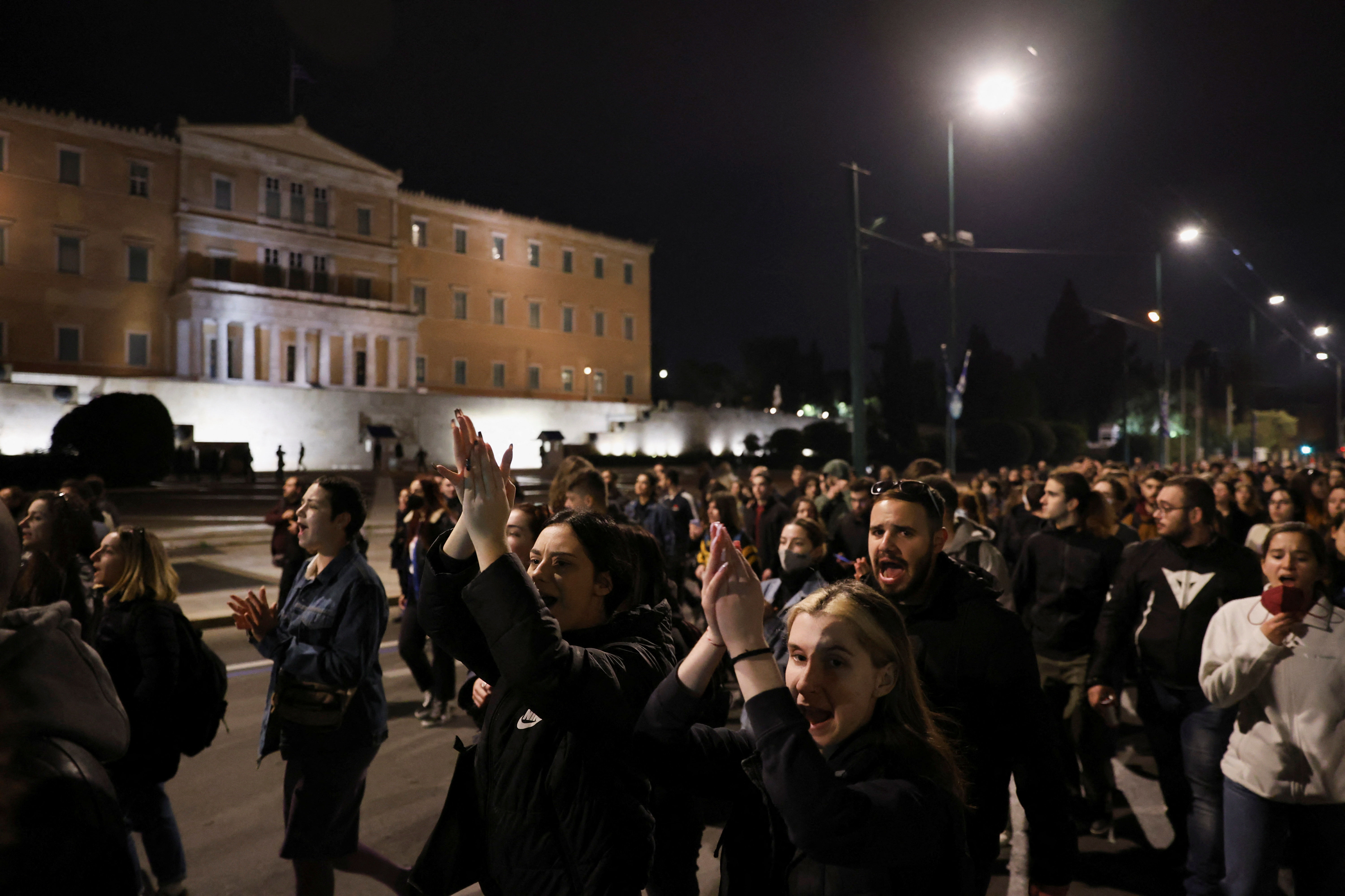 ▲▼ 希臘火車對撞，雅典民眾上街抗議。（圖／路透）