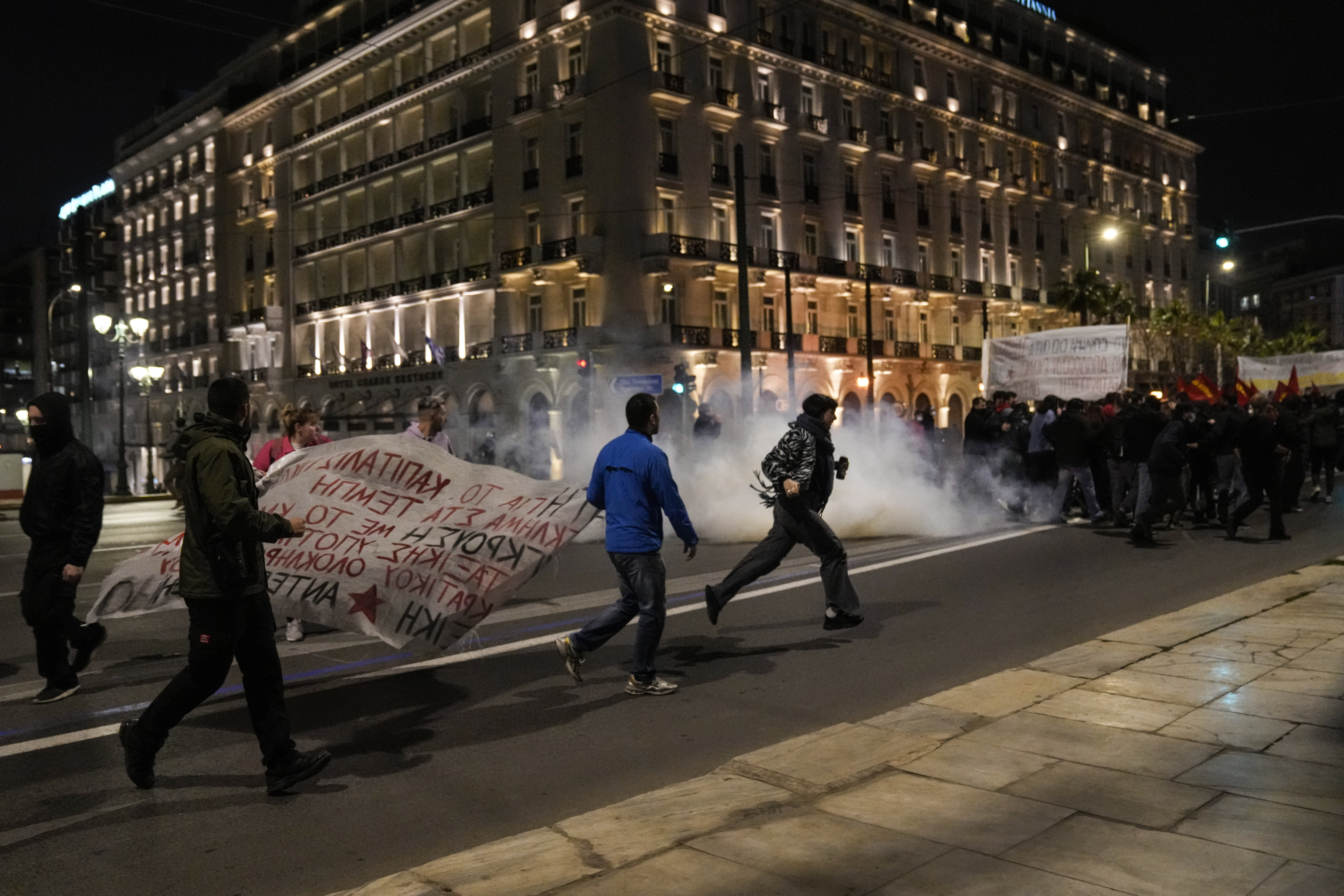 ▲▼ 希臘火車對撞，雅典民眾上街抗議。（圖／達志影像／美聯社）