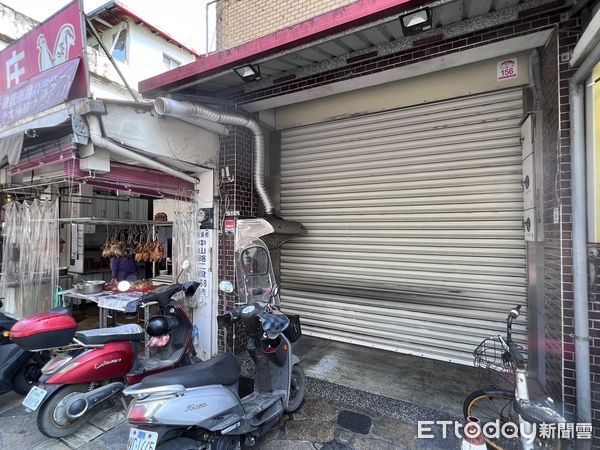 ▲蔥油餅店大門深鎖。（圖／記者邱中岳攝）