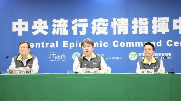 ▲▼3/2中央流行疫情指揮中心記者會。（左起）羅一鈞、王必勝、莊人祥。（圖／指揮中心提供）