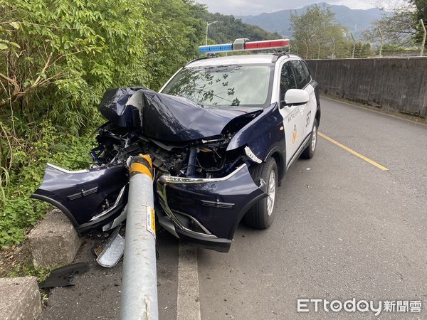 ▲▼警車自撞，電線杆瞬間斷裂。（圖／記者陳雕文翻攝）