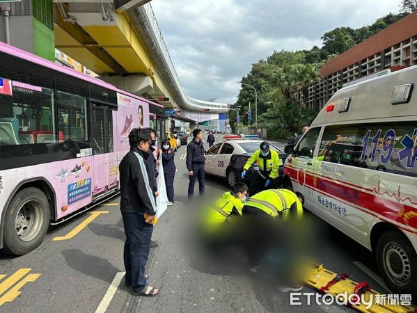 ▲▼捷運秀朗橋站1男從陸橋墜落馬路上。（圖／記者陳雕文翻攝）