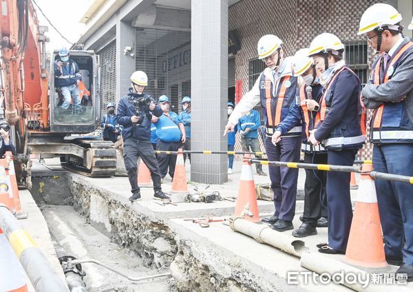 ▲桃園市長張善政今天中午陪同經濟部長王美花視察桃園區老舊自來水管線汰換工程。（圖／記者沈繼昌翻攝）