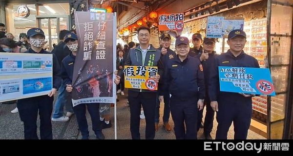 ▲九份紅燈籠祭「打詐隊」出擊 新北警聯手區公所宣導識詐。（圖／記者郭世賢翻攝）