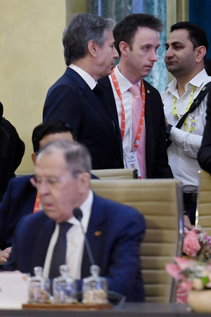 ▲▼布林肯（後）在G20外交部長會議場邊，拉夫羅夫（Sergei Lavrov）坐在位子上。（圖／路透）