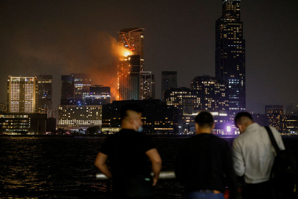 ▲▼快訊／香港42樓大廈「整棟燒起來」宛如末日　延燒喜來登酒店。（圖／路透）