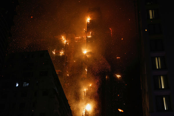 ▲▼快訊／香港42樓大廈「整棟燒起來」宛如末日　延燒喜來登酒店。（圖／路透）