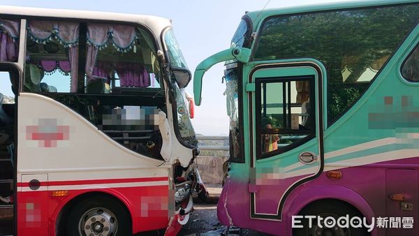 ▲兩部同校的校車對撞，所幸無重大傷亡。（圖／記者陳雕文翻攝）