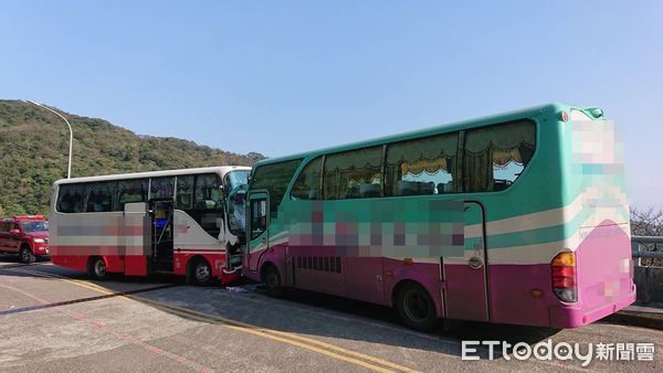▲兩部同校的校車對撞，所幸無重大傷亡。（圖／記者陳雕文翻攝）